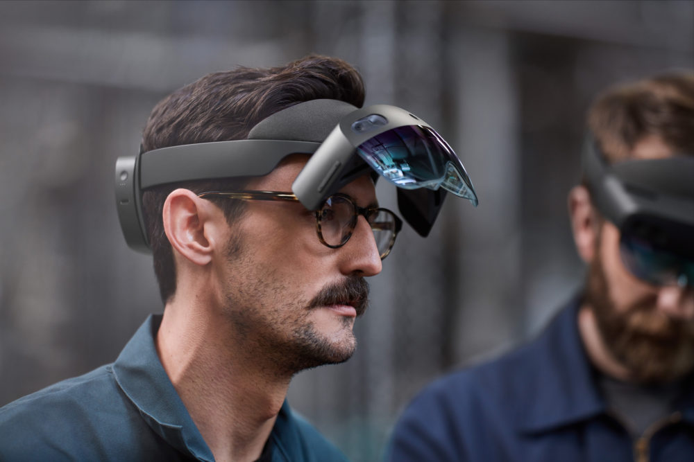 Photo de deux personnes qui travaillent avec un casque pour protéger leur yeux
